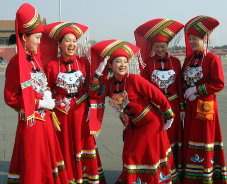 图文:壮族服饰女服务员备受关注