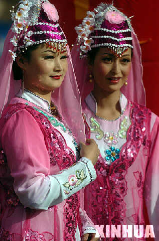 4月19日,撒拉族妇女在展示民族服饰。 当日,青海省循化撒拉族自治县举办了撒拉族服饰展演,绚丽多彩的传统民族服饰吸引了众多游客前来观赏。