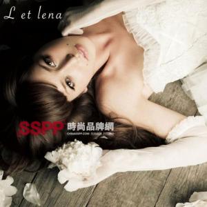 
	藤井莉娜展示自制婚纱“L et lena”系列