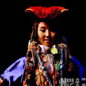款式独特的新疆蒙古族服饰