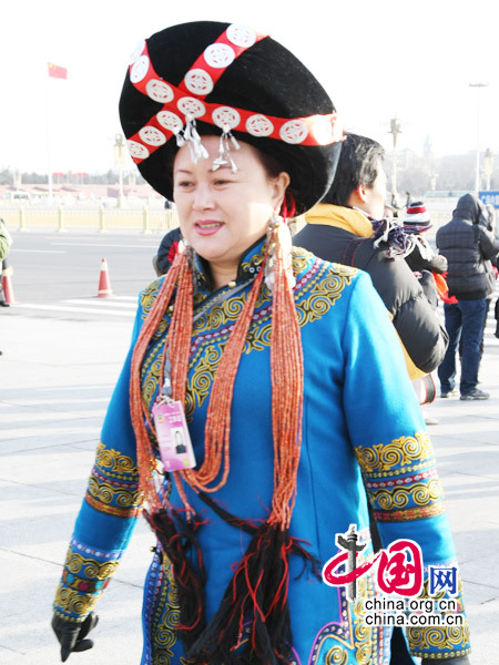 少数民族女代表进入会场" /></a></td>
        </tr>
        <tr>
            <td align=