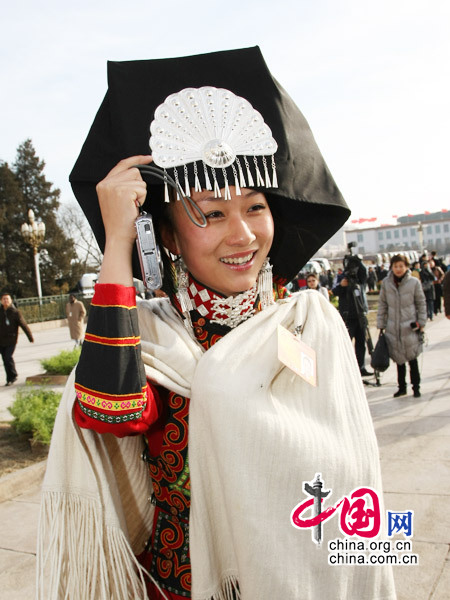 少数民族女代表进入会场" /></a></td>
        </tr>
        <tr>
            <td align=