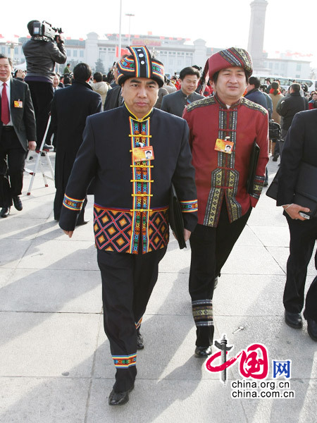 少数民族男代表进入会场" /></a></td>
        </tr>
        <tr>
            <td align=