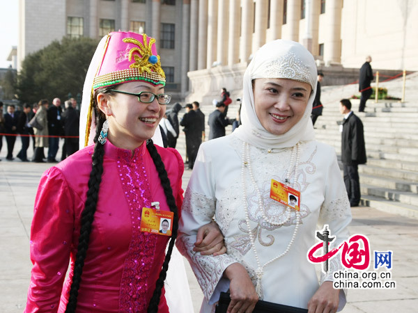 少数民族女代表进入会场" /></a></td>
        </tr>
        <tr>
            <td align=