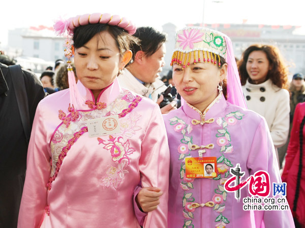 少数民族女代表进入会场" /></a></td>
        </tr>
        <tr>
            <td align=