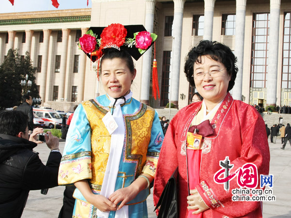 少数民族女代表进入会场" /></a></td>
                    </tr>
                    <tr>
                        <td align=