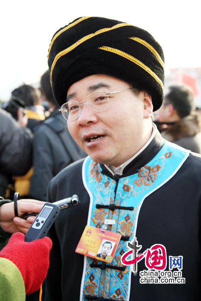 少数民族男代表进入会场" /></a></td>
                    </tr>
                    <tr>
                        <td align=