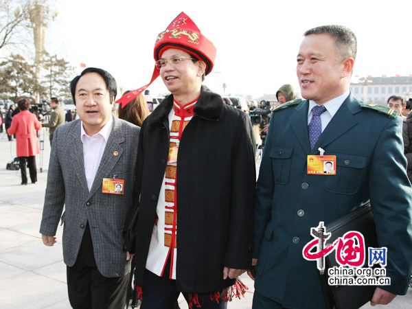 少数民族男代表进入会场" /></a></td>
                    </tr>
                    <tr>
                        <td align=