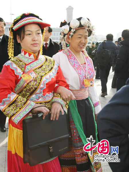 少数民族女代表进入会场" /></a></td>
                    </tr>
                    <tr>
                        <td align=