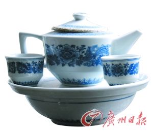 上世纪80年代的华风瓷厂厂货，8头带茶盘青花茶具(部分)。