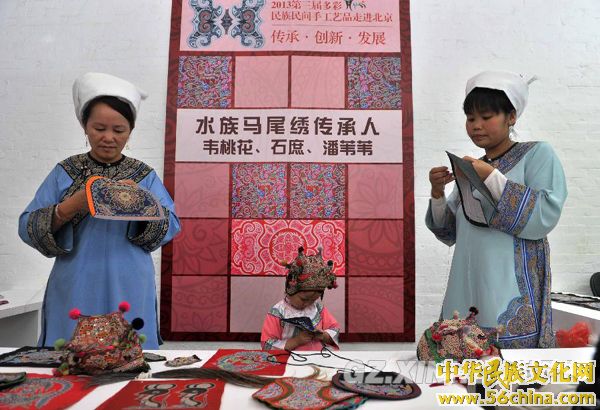 用民间手工艺品展示贵州文化