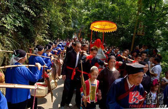 通道举行“祭萨”活动 万名游客共享民俗文化