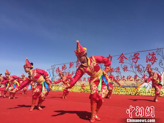 图为开幕式上表演的特色蒙古族舞蹈。　孙睿　摄