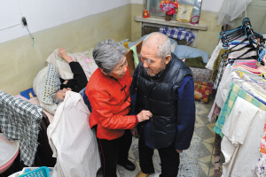 75岁孝女和她的“百岁”父母 