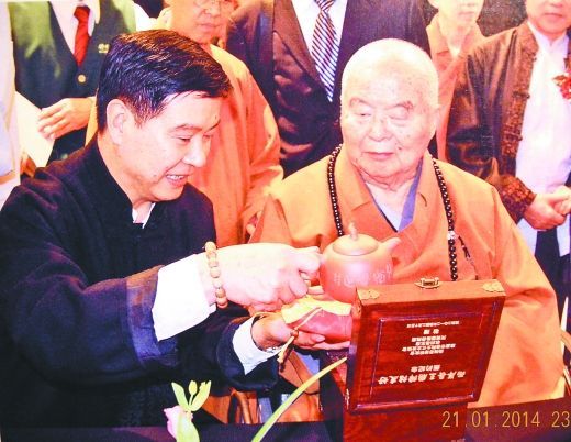 岳飞背上刺的其实是这四个字:尽忠报国 岳飞第28代孙岳朝军现居重庆,曾任电视剧《精忠岳飞》总策划的他说,“精忠”是当时朝廷的意志