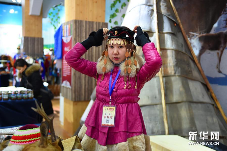 1月22日，内蒙古呼伦贝尔展商展示鄂伦春族传统头饰。