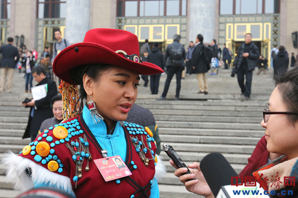 全国政协委员茸芭莘那接受媒体采访。（中国经济网记者 张万武 摄）